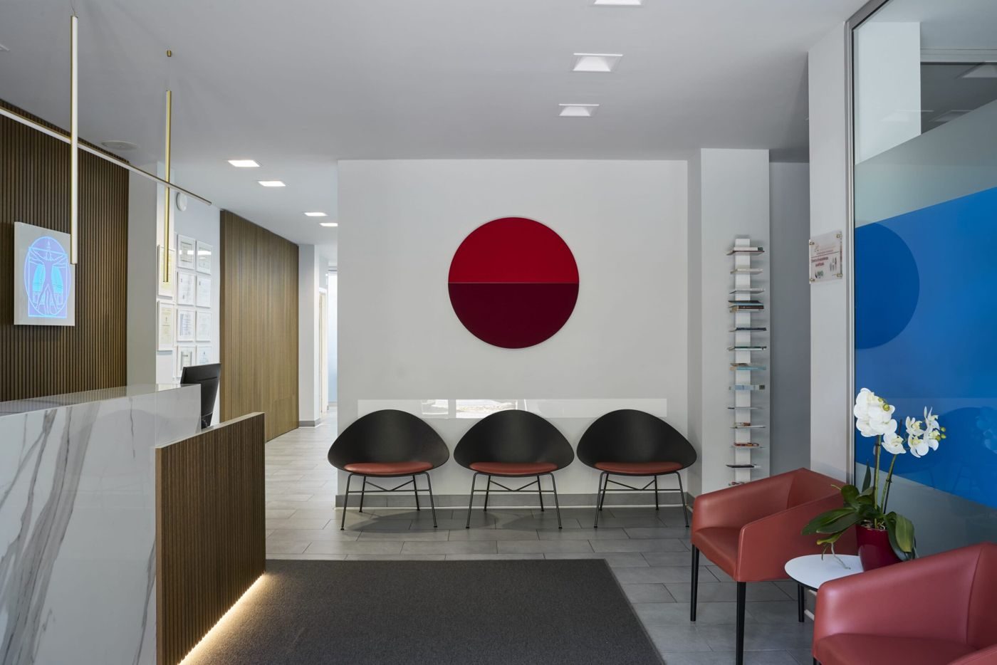 L’ingresso della clinica con la reception e le sedute