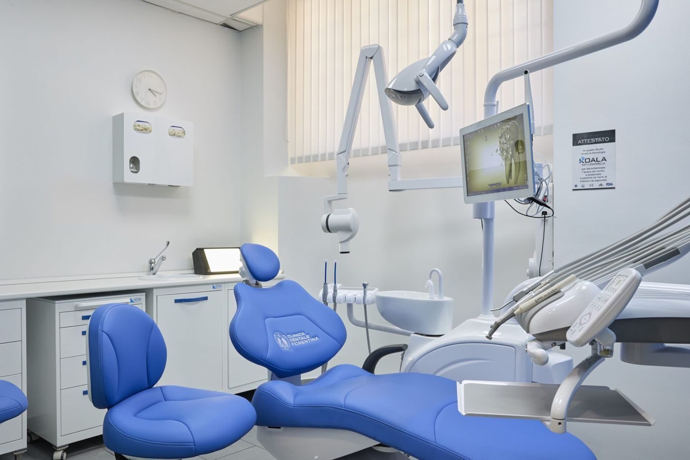 Una sala di cura con la poltrona blu